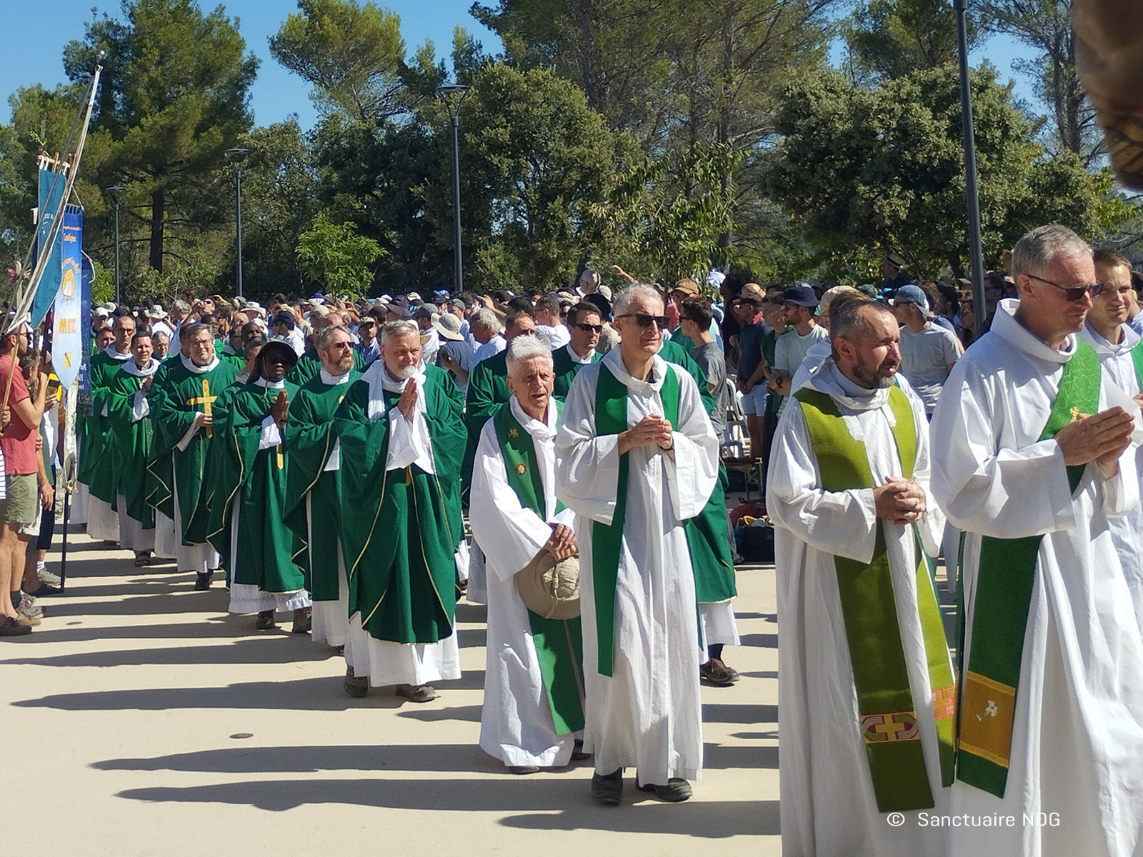 messe-dimanche-procession-pretres