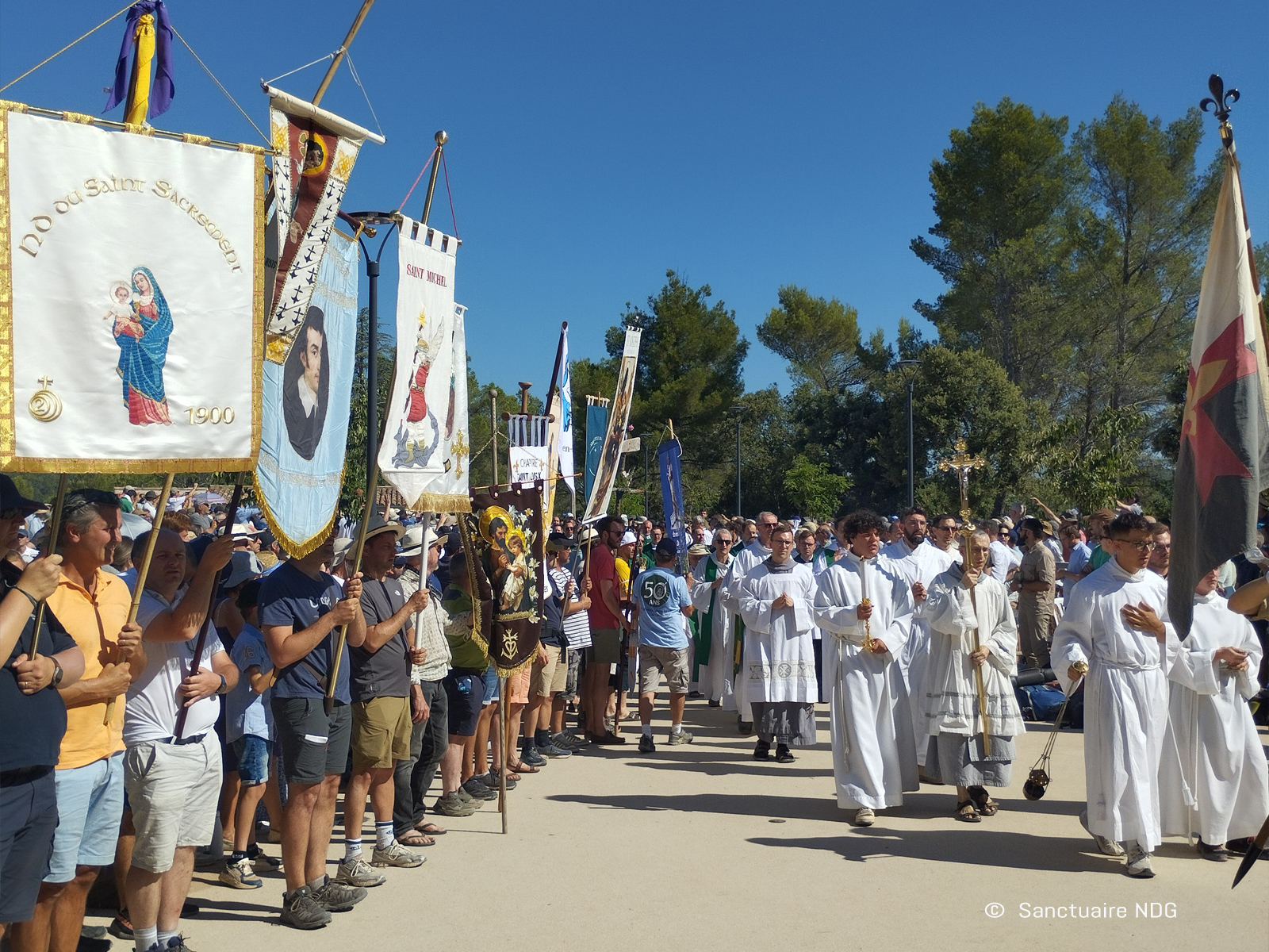 messe-dimanche-procession